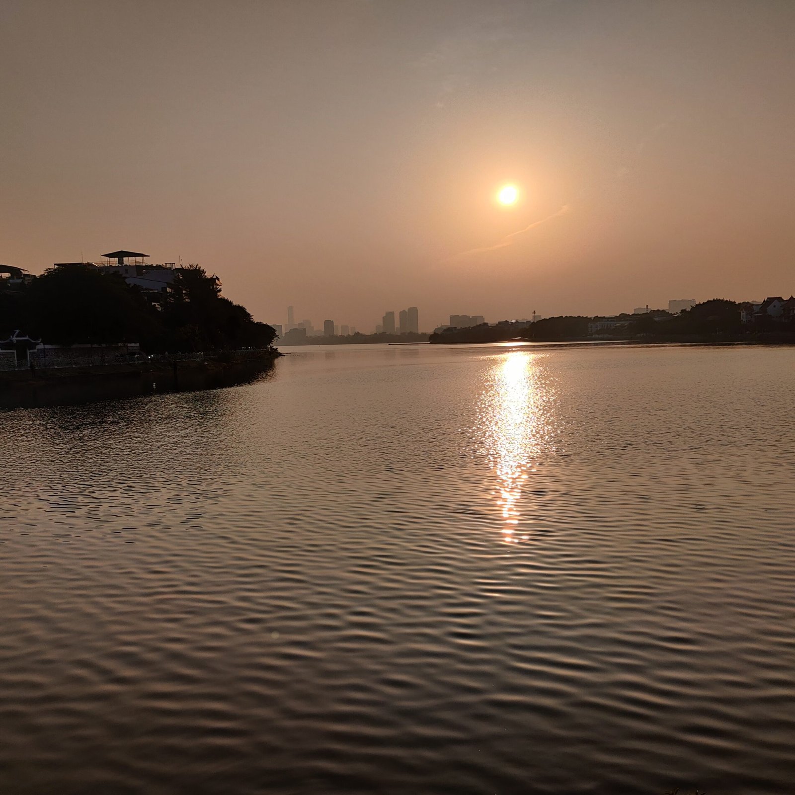 Promenade autour du Lac Ho Tay à Hanoi