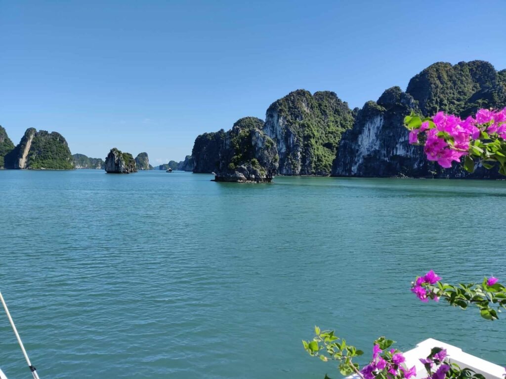 Photo de la baie d'Halong prise depuis notre bateau pendant la croisière - BlaBlaNoi