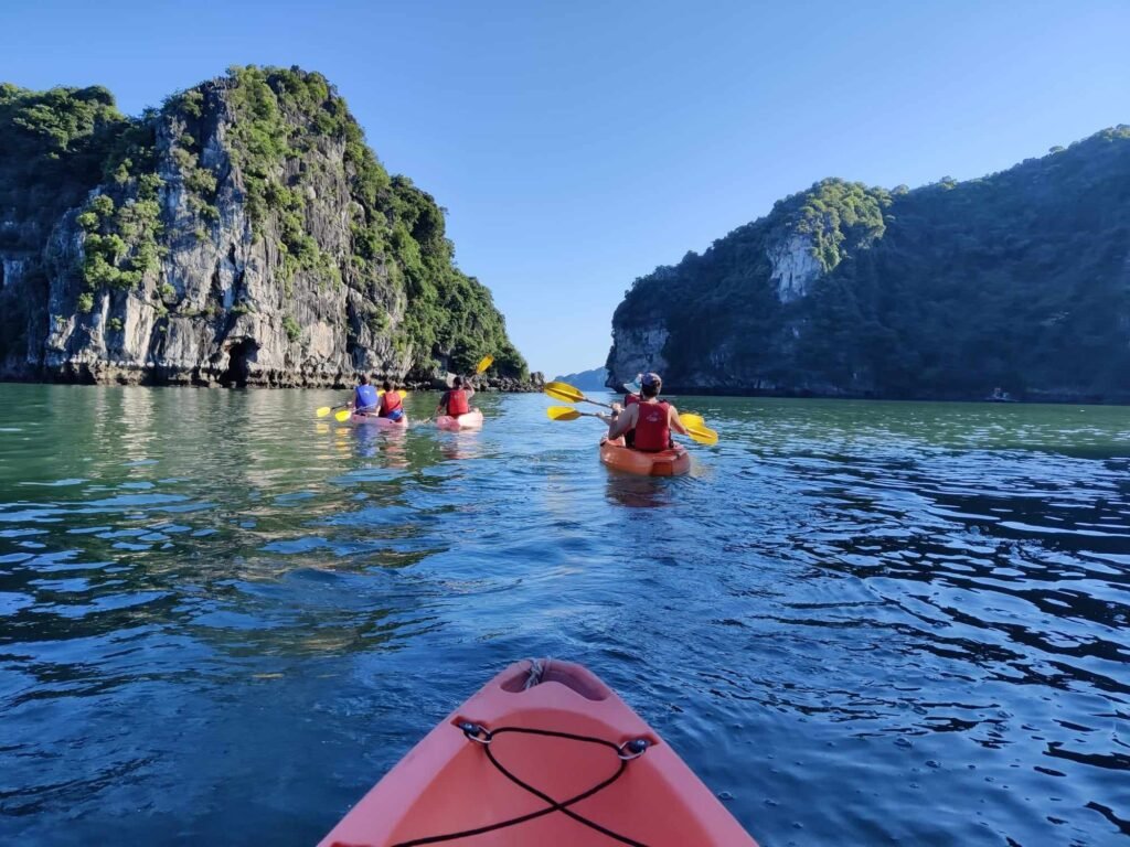 Photo de la baie d'Halong prise depuis notre kayak pendant la croisière - BlaBlaNoi