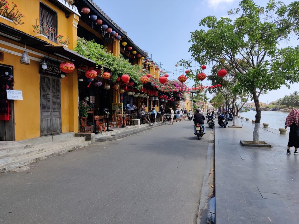 Photo des cafés et restaurants au bord de la rivière Thu Bồn dans la vieille ville d'Hội An, au Vietnam